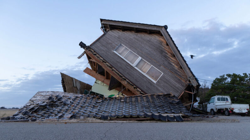 Una casa en Nanao, Japón, dañada por un terremoto el 2 de enero de 2024. (Buddhika Weerasinghe/Getty Images)