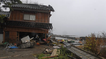 Un tsunami de tres metros alcanzó una central nuclear de Japón tras el terremoto sin daños