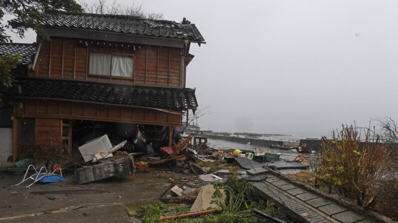 Esta imagen muestra edificios dañados en una zona afectada por las olas del tsunami en el distrito de Jike, en la ciudad de Suzu, prefectura de Ishikawa (Japón), el 7 de enero de 2024, después de que un fuerte terremoto de magnitud 7.6 sacudiera la región de Noto el día de Año Nuevo. (Toshifumi Kitamura/AFP vía Getty Images)