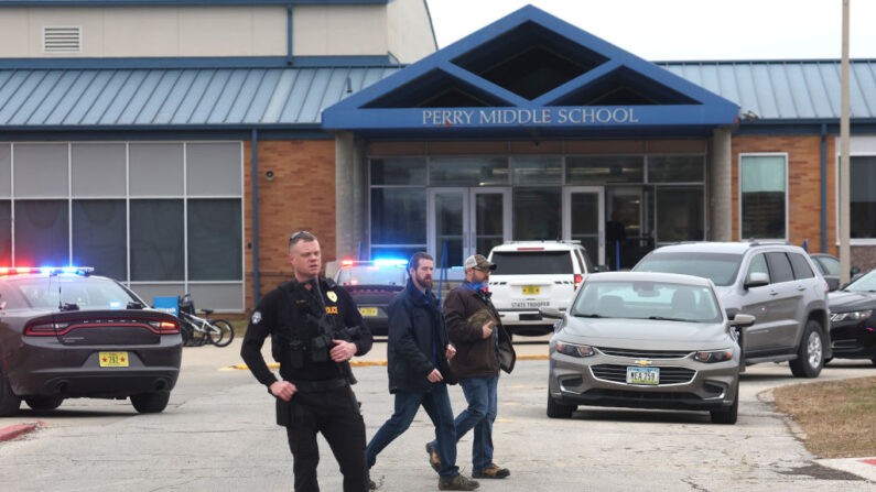 La policía responde a un tiroteo escolar en el complejo Perry Middle School y High School el 04 de enero de 2024 en Perry, Iowa (EE.UU.). (Scott Olson/Getty Images)