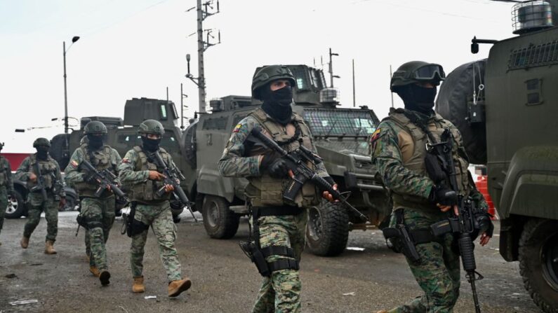 Miembros de la Policía Nacional y de las Fuerzas Armadas realizan un operativo conjunto de seguridad en Ecuador, el 7 de enero de 2024. (Marcos Pin/AFP vía Getty Images)