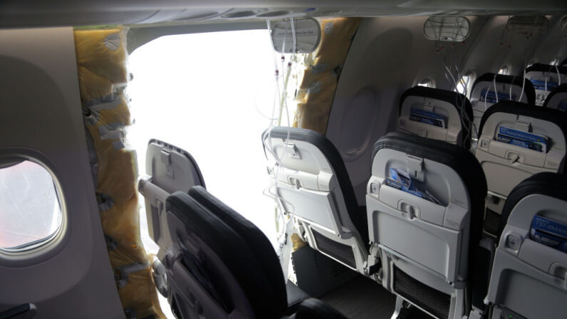 Esta fotografía publicada por la Junta Nacional de Seguridad en el Transporte muestra un enorme agujero donde había estado la puerta con paneles en el área del tapón del fuselaje del vuelo 1282 de Alaska Airlines en Portland, Oregón, el 7 de enero de 2024. ( NTSB via Getty Images)