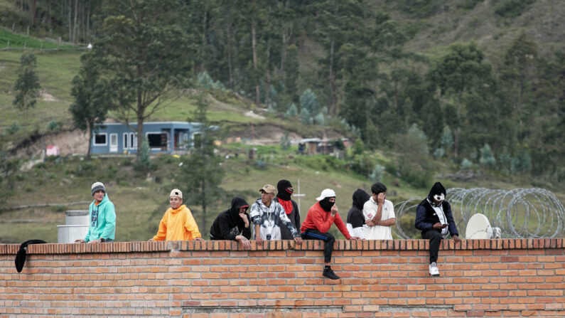 Reclusos permanecen en el techo de la prisión de Turi, donde guardias penitenciarios permanecen como rehenes, en Cuenca, Ecuador, el 8 de enero de 2024. (Fernando Machado/AFP vía Getty Images)