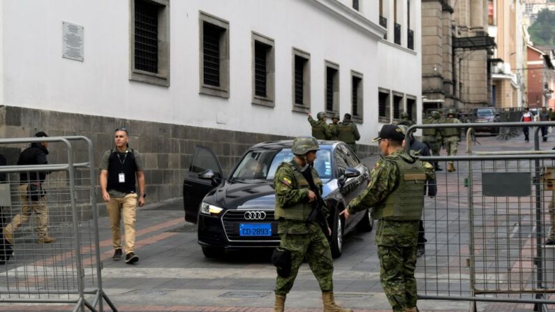 Miembros del cuerpo diplomático llegan al Palacio de Carondelet en Quito para una reunión el 10 de enero de 2024, mientras Ecuador permanece en estado de emergencia tras la fuga de prisión de un peligroso jefe narco. (Stringer/AFP vía Getty Images)