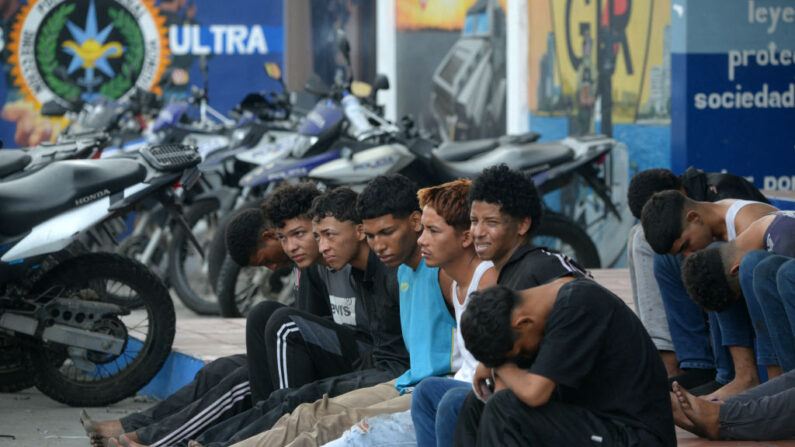 Trece pistoleros detenidos que asaltaron el canal de televisión estatal ecuatoriano TC son presentados a la prensa en el Departamento de Policía Modelo en Guayaquil, Ecuador, el 10 de enero de 2024. (STR/AFP vía Getty Images)