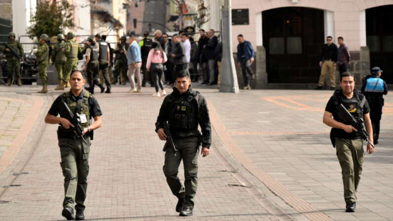 Fuerzas de seguridad patrullan frente al Palacio de Carondelet en Quito (Ecuador) el 10 de enero de 2024, mientras Ecuador permanece en estado de emergencia tras la fuga de prisión de un peligroso jefe narco. (Stringer/AFP vía Getty Images)