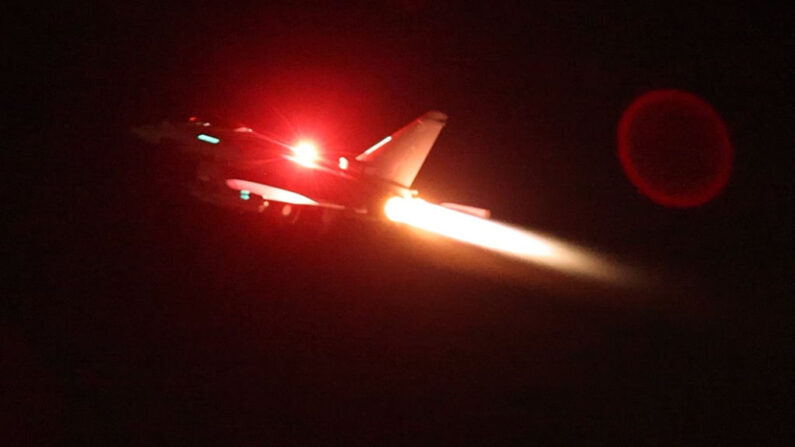 En esta imagen facilitada por el Ministerio de Defensa del Reino Unido, un avión Typhoon de la RAF despega de RAF Akrotiri para unirse a la coalición liderada por Estados Unidos para llevar a cabo ataques aéreos contra los rebeldes Houthi de Yemen el 11 de enero de 2024 en Akrotiri, Chipre. (MoD Crown Copyright vía Getty Images)