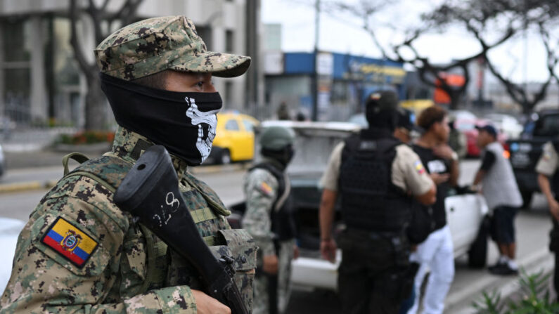 Un soldado monta guardia en un puesto de control durante una operación conjunta entre la Policía Nacional de Ecuador y miembros de las Fuerzas Armadas para prevenir actos violentos, en Guayaquil, Ecuador, el 15 de enero de 2024. (Yuri Cortez/AFP vía Getty Images)