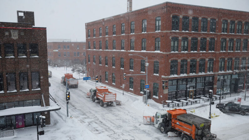 Camiones de arado se mueven por las calles del centro mientras la tormenta invernal Gerri llega a Iowa cuatro días antes de los caucus el 12 de enero de 2024 en Des Moines, Iowa (EE.UU.). (Chip Somodevilla/Getty Images)