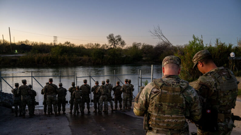 Soldados de la Guardia Nacional montan guardia a orillas del río Grande en Shelby Park en Eagle Pass, Texas, el 12 de enero de 2024. (Brandon Bell/Getty Images)