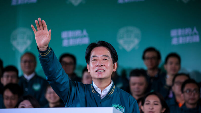 El vicepresidente de Taiwán y presidente electo del Partido Democrático Progresista (PDP), Lai Ching-te (c), se dirige a sus seguidores en un mitin celebrado en la sede del partido el 13 de enero de 2024 en Taipei, Taiwán. (Annabelle Chih/Getty Images)