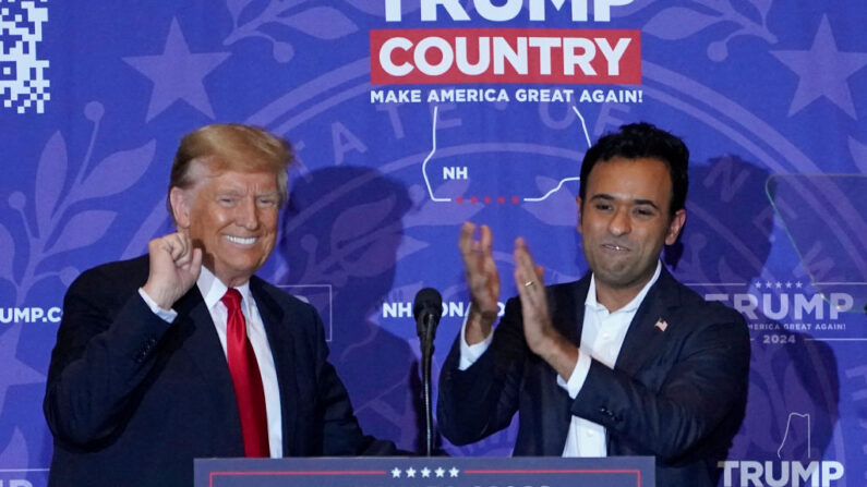 El empresario estadounidense Vivek Ramaswamy (D) apoya al candidato presidencial republicano Donald Trump durante un acto de campaña en el Atkinson Resort and Country Club en Atkinson, New Hampshire, el 16 de enero de 2024. (TIMOTHY A. CLARY/AFP vía Getty Images)