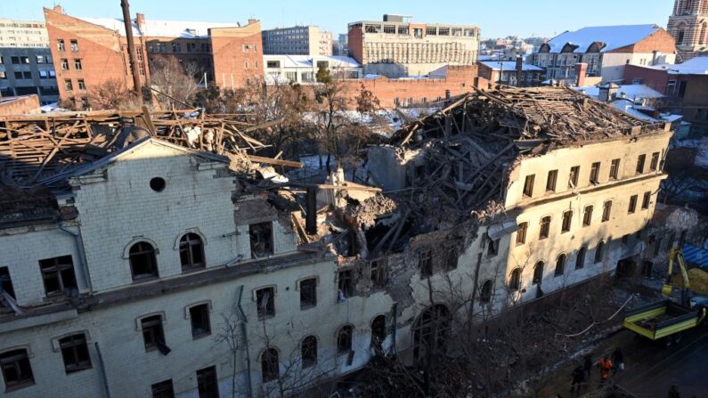 Esta fotografía tomada el 17 de enero de 2024 muestra un edificio residencial destruido como resultado de un ataque con misiles en Kharkiv, a última hora del 16 de enero de 2024. (SERGEY BOBOK/AFP vía Getty Images)