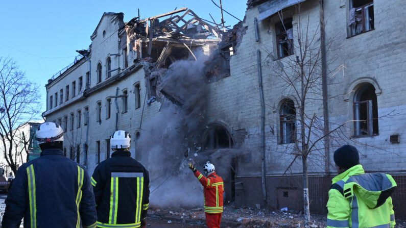 Los rescatistas ucranianos controlan el desmantelamiento de un edificio residencial parcialmente destruido como resultado de un ataque con misiles en Kharkiv, el 17 de enero de 2024. (SERGEY BOBOK/AFP vía Getty Images)