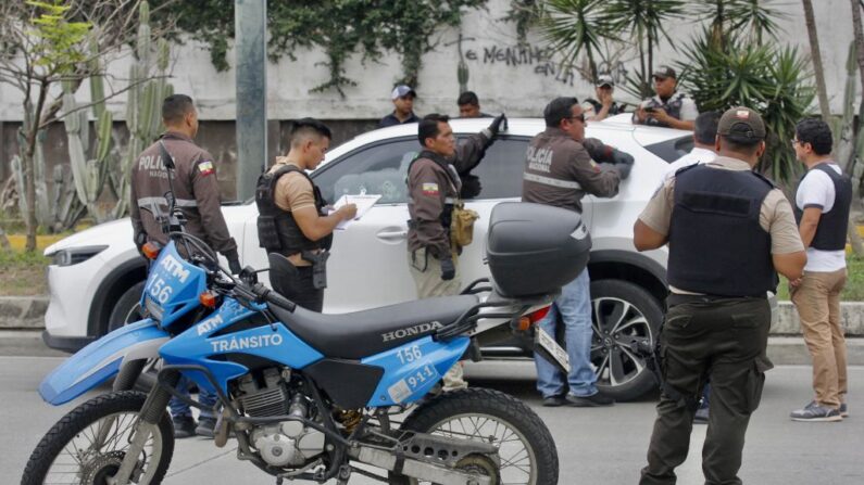 Miembros de la Policía Nacional inspeccionan el coche en el que se encontraba el fiscal César Suárez en el momento en que fue asesinado a tiros en Guayaquil, Ecuador, el 17 de enero de 2024. (Stringer/AFP vía Getty Images)