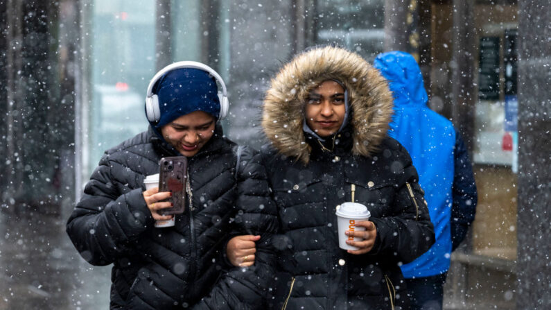 La gente camina mientras cae nieve durante una tormenta invernal en Nueva York el 19 de enero de 2024. (ANGELA WEISS/AFP vía Getty Images)