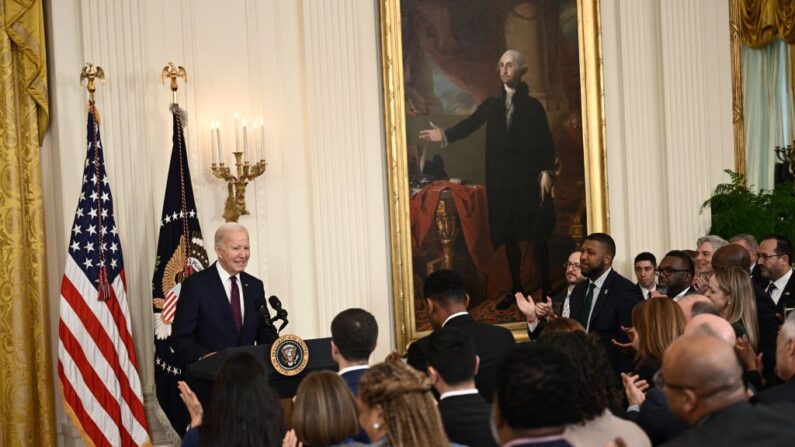 El presidente de EE. UU. Joe Biden llega para dirigirse a los alcaldes que asisten a la Conferencia de la Reunión de Invierno de los Alcaldes de EE. UU. en la Sala Este de la Casa Blanca en Washington el 19 de enero de 2024. (Brendan Smialowski/AFP vía Getty Images)