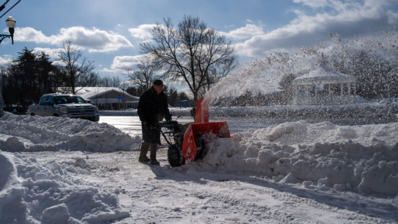 Un hombre limpia la nieve de una acera el 17 de enero de 2024 en North Conway, New Hampshire (EE.UU.). (Spencer Platt/Getty Images)