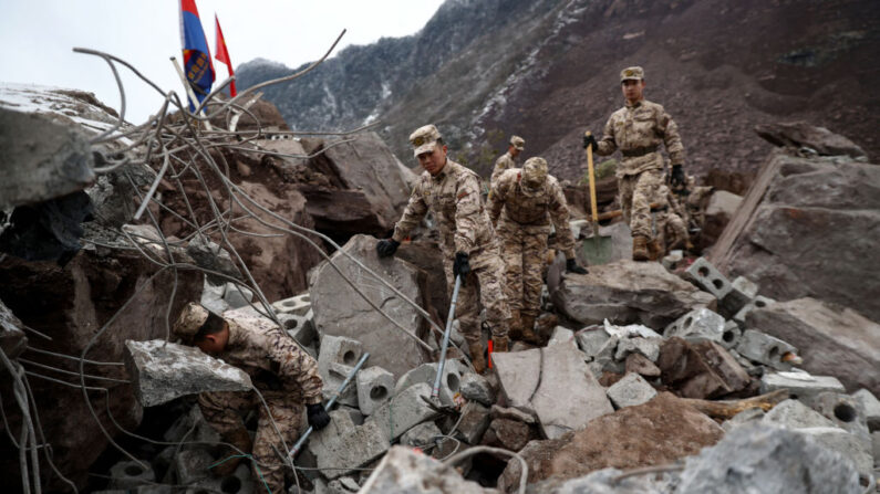 Militares chinos buscan víctimas desaparecidas tras un corrimiento de tierras en el pueblo de Liangshui en Zhaotong, en la provincia suroccidental china de Yunnan, el 22 de enero de 2024. (AFP vía Getty Images)