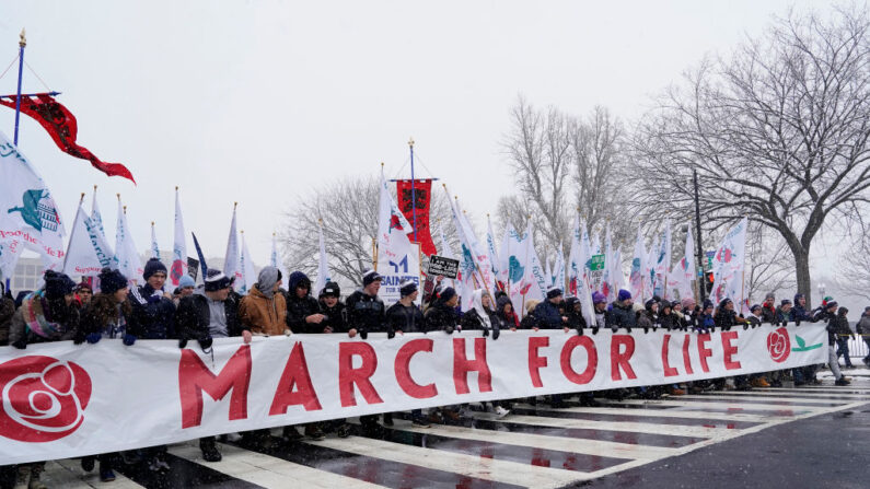 La gente asiste a la manifestación anual Marcha por la Vida en el National Mall el 19 de enero de 2024 en Washington, DC. (Kent Nishimura/Getty Images)
