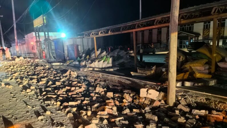 Los escombros de las casas dañadas por un terremoto de magnitud 7.1 se ven en una calle en el condado de Wushi, prefectura de Aksu, en la región noroccidental china de Xinjiang, el 23 de enero de 2024. (STR/CNS/AFP vía Getty Images)