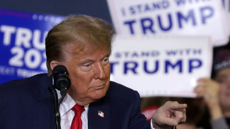 El candidato presidencial republicano y expresidente Donald Trump habla durante un mitin de campaña en el SNHU Arena el 20 de enero de 2024 en Manchester, New Hampshire. (Alex Wong/Getty Images)