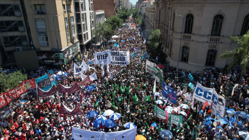Vista aérea de personas participando en una manifestación durante una huelga nacional contra el gobierno de Javier Milei en Córdoba, Argentina, el 24 de enero de 2024. (Nicolas Aguilera/AFP vía Getty Images)