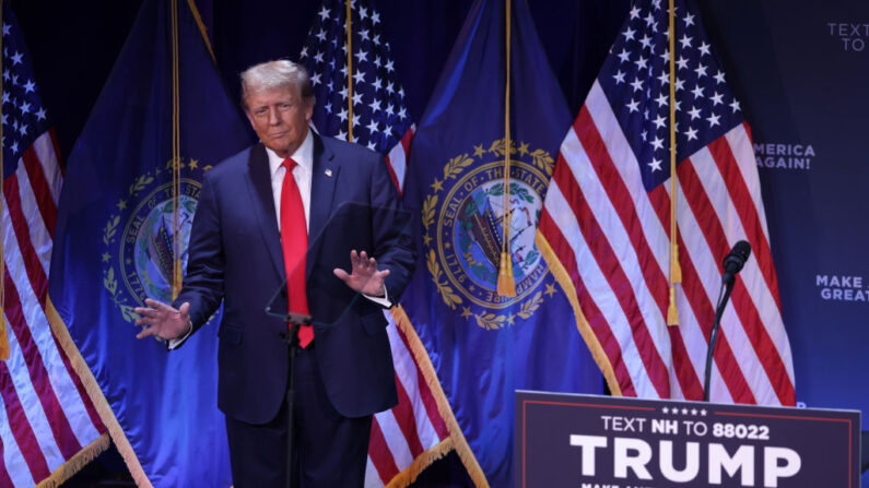El candidato presidencial republicano y expresidente Donald Trump se dirige a un mitin de campaña en el Rochester Opera House el 21 de enero de 2024 en Rochester, New Hampshire. (Alex Wong/Getty Images)
