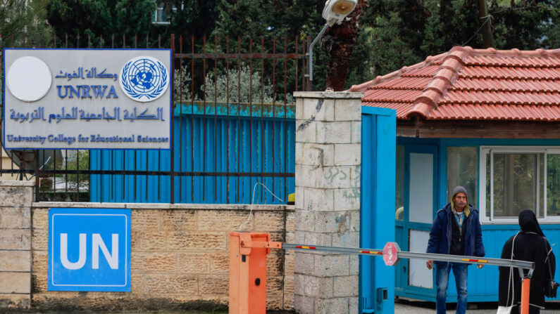 Palestinos en la entrada de la Universidad de Ciencias de la Educación de la UNRWA en Ramallah, Cisjordania, el 29 de enero de 2024. (Jaafar Ashtiyeh/ AFP vía Getty Images)