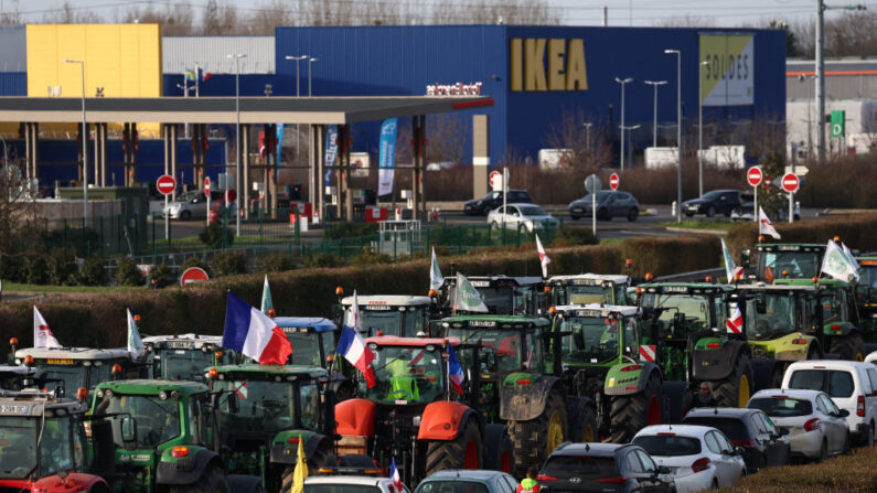 Agricultores que conducen tractores participan en un bloqueo de la autopista A6 cerca de Village, al sur de París, el 29 de enero de 2024. (EMMANUEL DUNAND/AFP vía Getty Images)