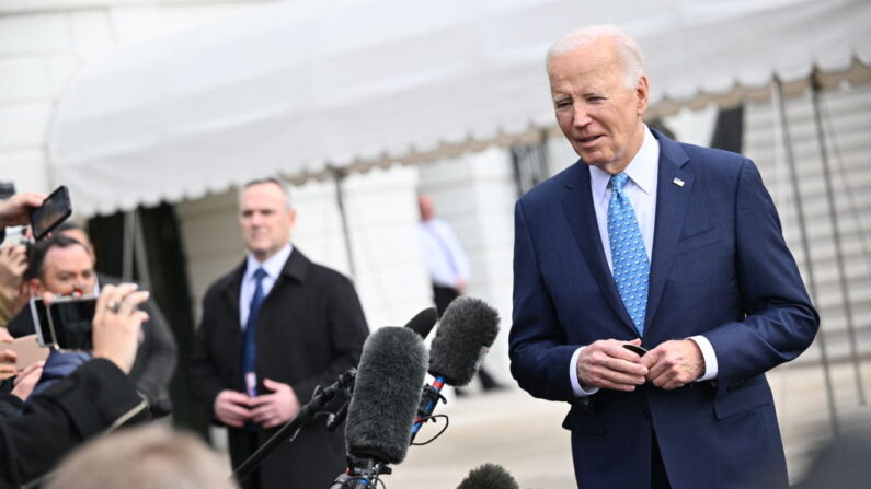 El presidente estadounidense Joe Biden habla con la prensa antes de subir al Marine One, en el Jardín Sur de la Casa Blanca, el 30 de enero de 2024. (MANDEL NGAN/AFP vía Getty Images)