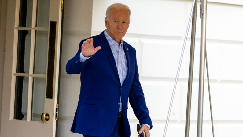 El presidente Joe Biden sale de la Casa Blanca para embarcar en el Marine One en el Jardín Sur el 27 de enero de 2024. (Tasos Katopodis/Getty Images)