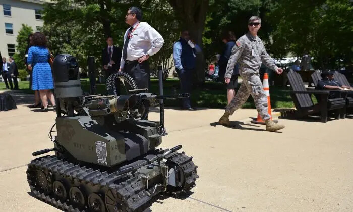 Un robot armado Modular Advanced Armed Robotic System (MARS) es visto mientras el Departamento de Defensa celebra su 'DOD Lab Day' el 14 de mayo de 2015, en el Pentágono en Washington. (Mandel Ngan/AFP/Getty Images)
