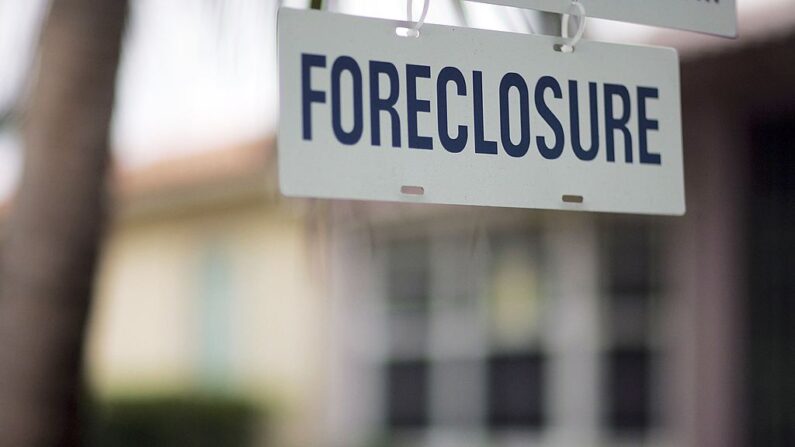 Un cartel de ejecución hipotecaria cuelga delante de una casa en una fotografía de archivo. (Joe Raedle/Getty Images)