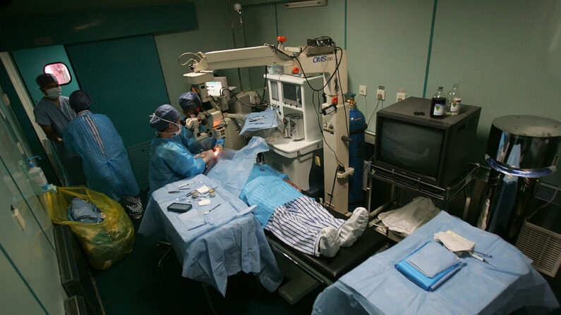 Los médicos realizan una cirugía gratuita de extirpación de cataratas a un paciente en Nanyang, provincia de Henan, China, el 11 de mayo de 2008. (China Photos/Getty Images)