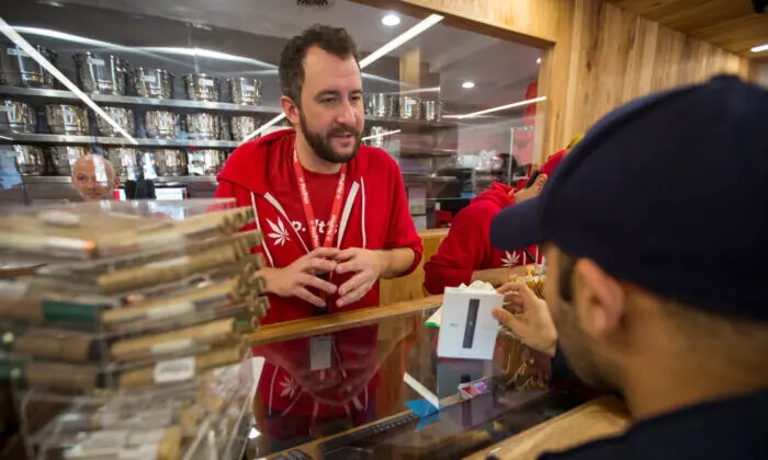 Un cliente compra productos de cannabis en una tienda, en West Hollywood, California, el 2 de enero de 2018. (David McNew/Getty Images)
