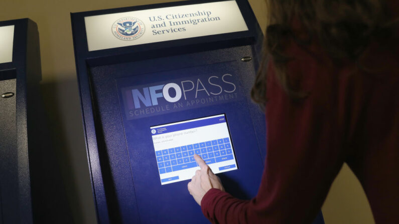 Una mujer establece una cita en un quiosco Infopass en los Servicios de Ciudadanía e Inmigración de Estados Unidos (USCIS), oficina el 22 de enero de 2018 en Newark, Nueva Jersey. (John Moore/Getty Images)
