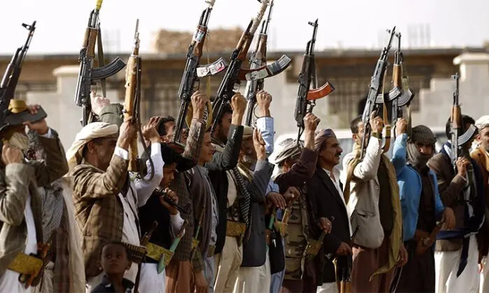 Los rebeldes chiítas hutíes de Yemen gritan consignas durante una reunión para movilizar más combatientes a los frentes de batalla para luchar contra las fuerzas progubernamentales, el 18 de junio de 2017, en la capital Saná. (Mohammed Huwais/AFP/Getty Images)
