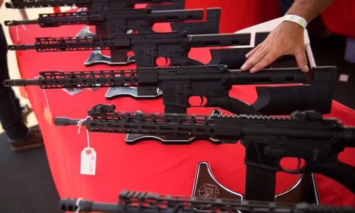 Un rifle estilo AR-15 legal en California se exhibe para la venta en el Crossroads of the West Gun Show en el Orange County Fairgrounds en Costa Mesa, California, el 5 de junio de 2021. (Patrick T. Fallon/AFP vía Getty Images)