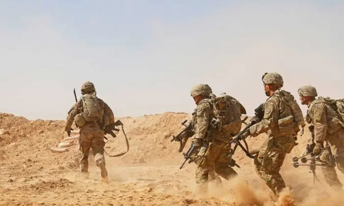 Soldados asignados al 3er Regimiento de Caballería se apresuran a una berma para establecer una posición de combate apresurada durante un ejercicio de entrenamiento con fuego real cerca de la Base Aérea de Al Asad, Irak, el 26 de septiembre de 2018. (Foto de la Guardia Nacional del Ejército de Estados Unidos por el 1er teniente Leland White)