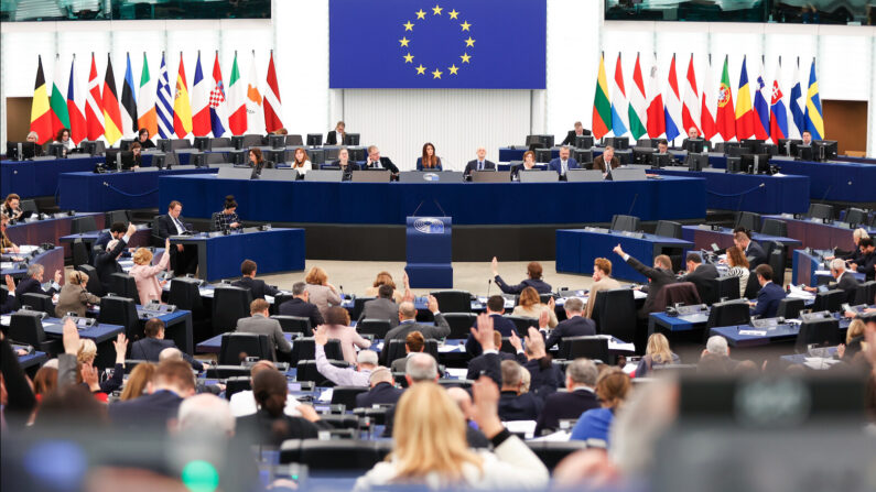 En la sesión plenaria celebrada en Estrasburgo el 18 de enero de 2024, la mayoría de los miembros del Parlamento Europeo aprueban la resolución contra la persecución de Falun Gong en China. Foto: Parlamento Europeo