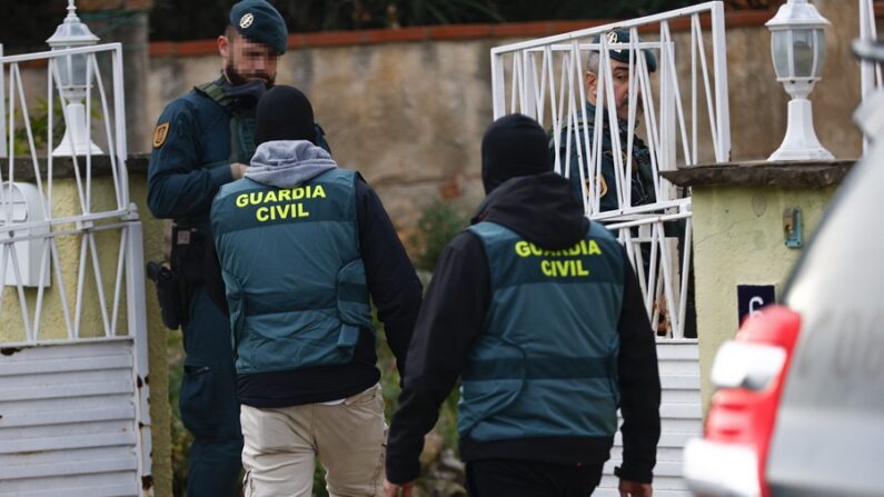 Agentes de la Guardia Civil participan en un operativo policial en Martorell (Barcelona), contra el terrorismo yihadista. (EFE/ Quique García)