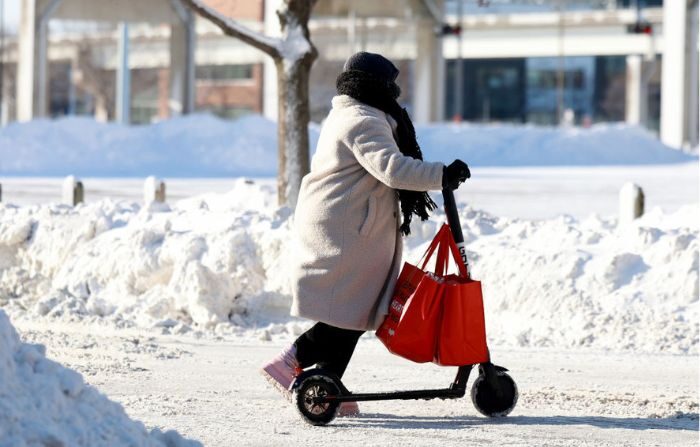 Una persona camina en un clima de -18 grados el 14 de enero de 2024, en Des Moines, Iowa. (Joe Raedle/Getty Images)
