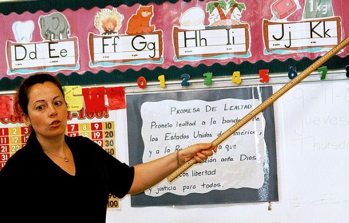 Lourdes Carmona, maestra de primer grado de habla hispana, instruye a una clase sobre la pronunciación del alfabeto en español en la Escuela Primaria Birdwell en una imagen de archivo, en Tyler, Texas. (Mario Villafuerte/Getty Images)