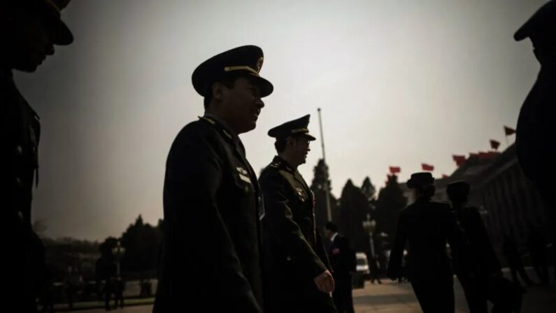 Delegados militares llegan a la tercera sesión plenaria de la Conferencia Consultiva Política del Pueblo Chino en Beijing el 10 de marzo del 2018. (Fred Dufour/AFP vía Getty Images)