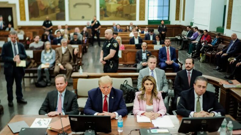 El expresidente Donald Trump se sienta en la mesa de la defensa con sus abogados Christopher Kise (izda) y Alina Habba (2ª dcha) en la Corte Suprema del Estado de Nueva York, en la ciudad de Nueva York, el 7 de diciembre del 2023. (Eduardo Muñoz Álvarez-Pool/Getty Images)