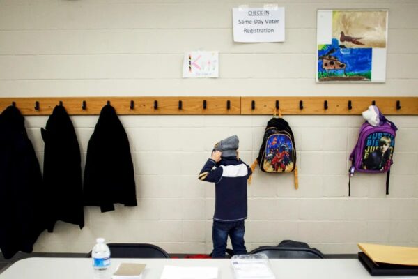 Un niño se prepara para salir de la escuela antes de la llegada de los votantes de Caucus en Walnut Hills Elementary School en enero del 2012 en Urbandale, Iowa. (Jonathan Gibby/Getty Images)