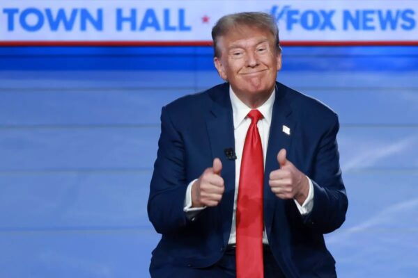 El candidato republicano a la presidencia, el ex presidente Donald Trump, participa en una reunión de Fox News en Des Moines, Iowa, el 10 de enero del 2024. (Foto de Joe Raedle/Getty Images)