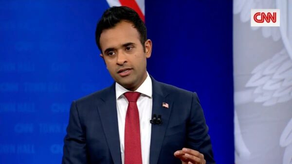 El candidato presidencial republicano Vivek Ramaswamy habla en un CNN Town Hall en la Universidad de Grand View en Des Moines, Iowa, en una imagen de vídeo, el 13 de diciembre del 2023. (CNN/Screenshot vía The Epoch Times)