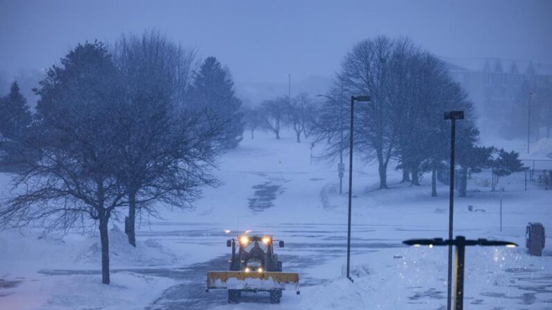 Vista de la nieve que se acumuló tras una tormenta en Urbandale, Iowa (EE.UU.), el 12 de enero de 2024. EFE/ Jim Lo Scalzo